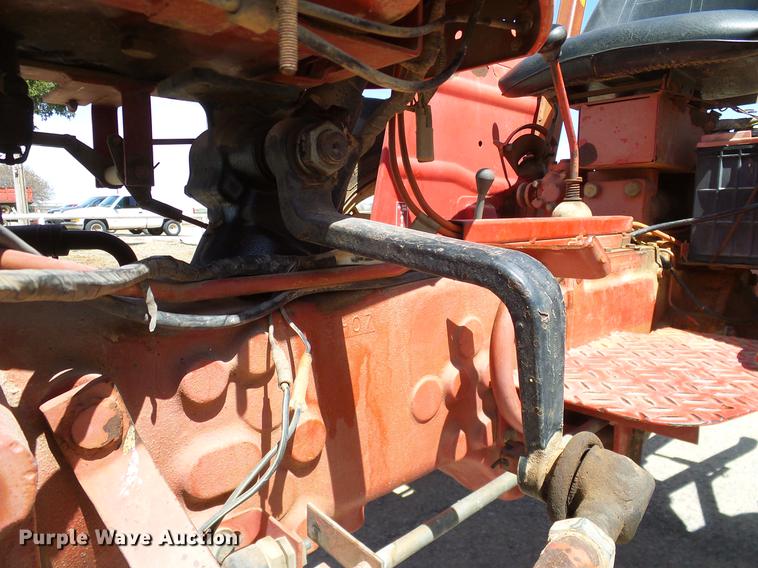 image for item DD1298 1981 International 284 tractor