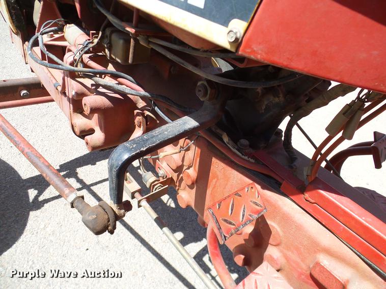 image for item DD1298 1981 International 284 tractor