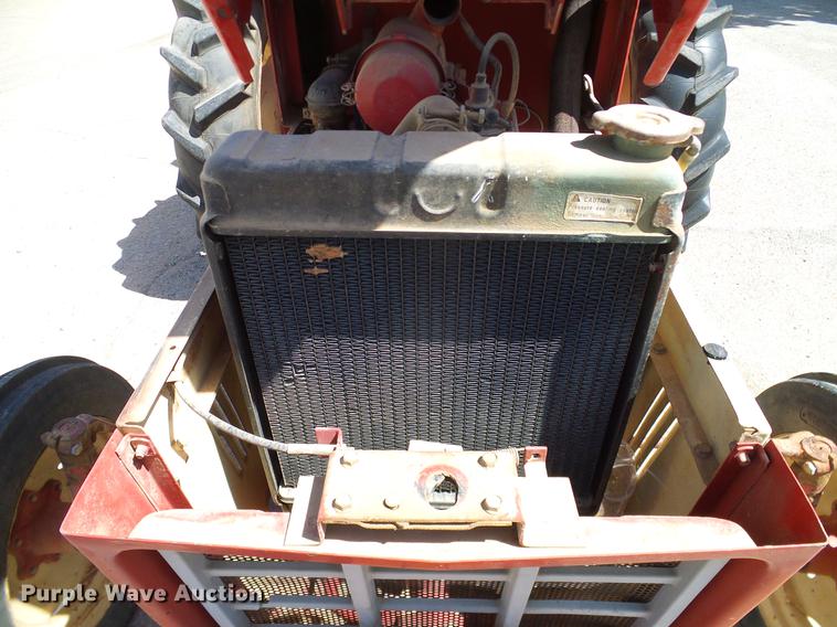 image for item DD1298 1981 International 284 tractor