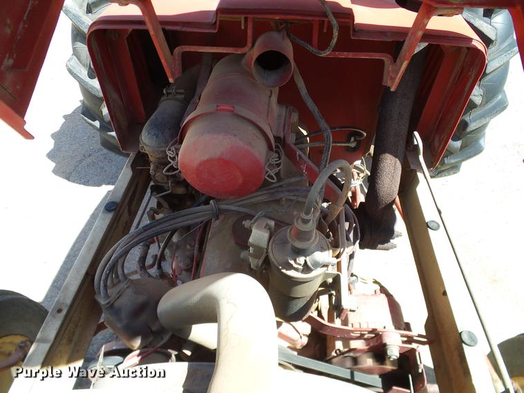 image for item DD1298 1981 International 284 tractor