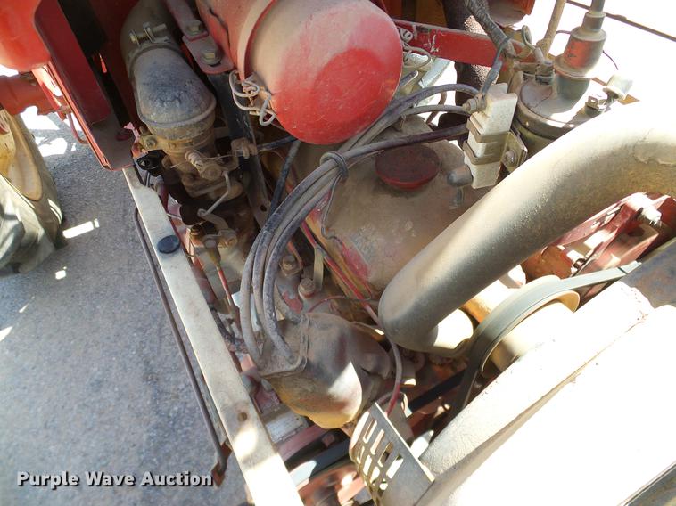 image for item DD1298 1981 International 284 tractor