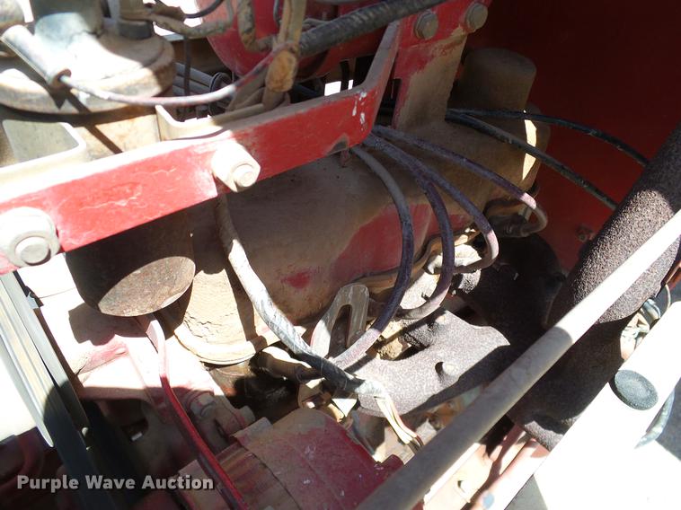 image for item DD1298 1981 International 284 tractor