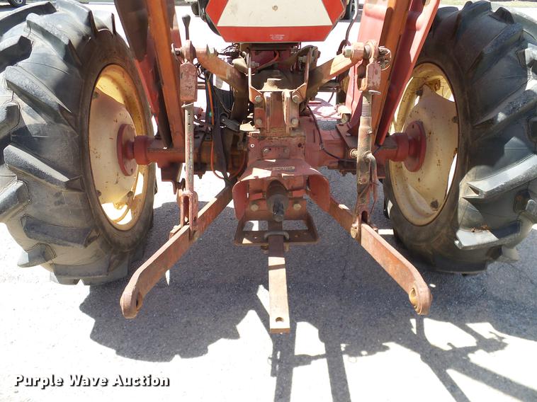 image for item DD1298 1981 International 284 tractor
