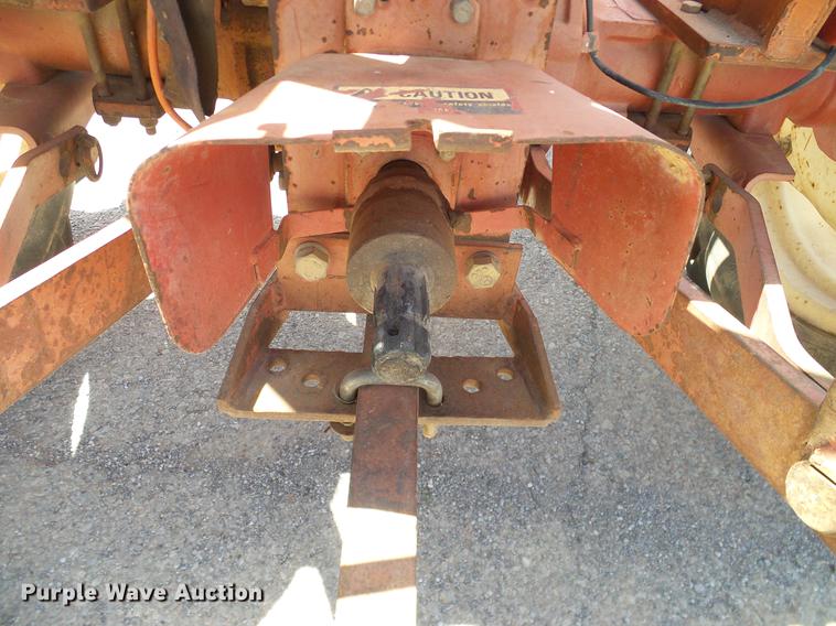 image for item DD1298 1981 International 284 tractor