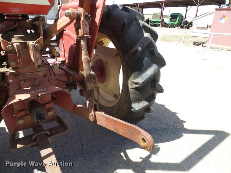image for item DD1298 1981 International 284 tractor