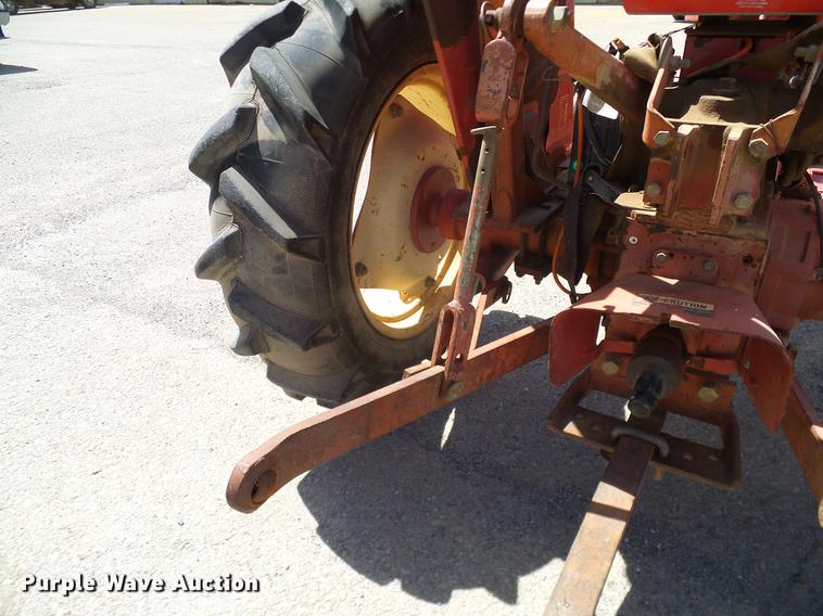 image for item DD1298 1981 International 284 tractor
