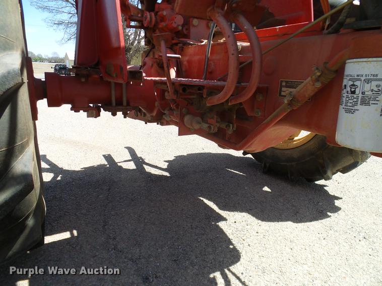 image for item DD1298 1981 International 284 tractor