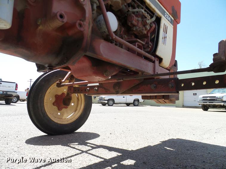 image for item DD1298 1981 International 284 tractor