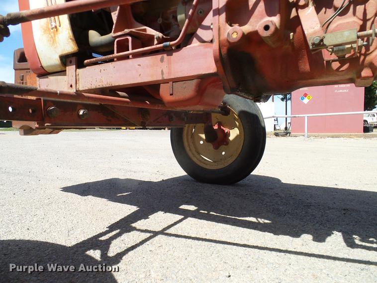 image for item DD1298 1981 International 284 tractor