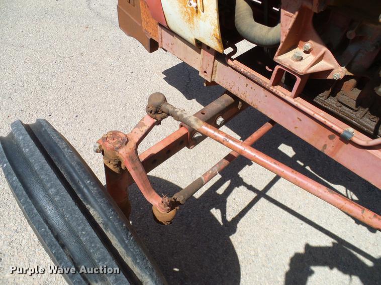 image for item DD1298 1981 International 284 tractor