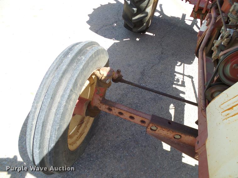 image for item DD1298 1981 International 284 tractor