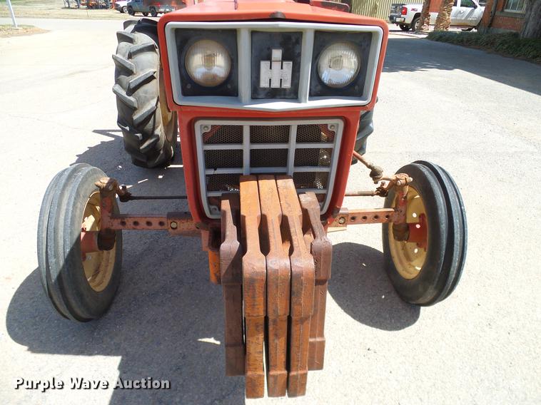 image for item DD1298 1981 International 284 tractor