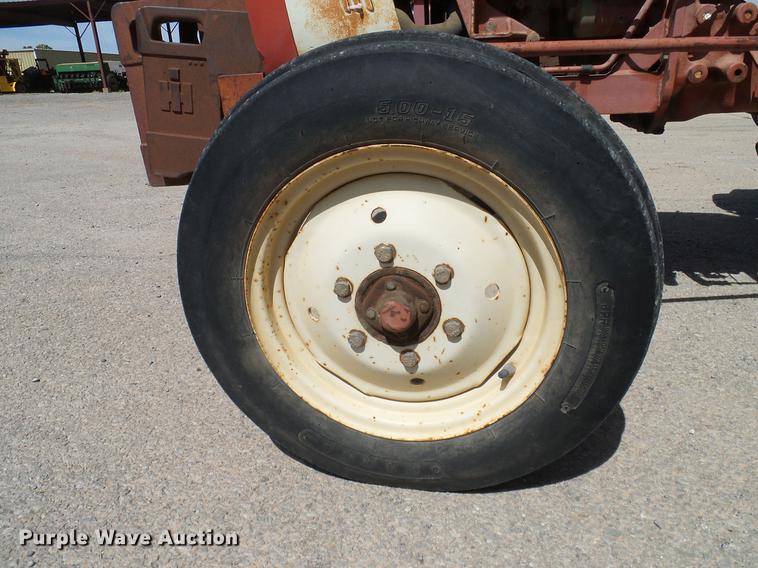 image for item DD1298 1981 International 284 tractor