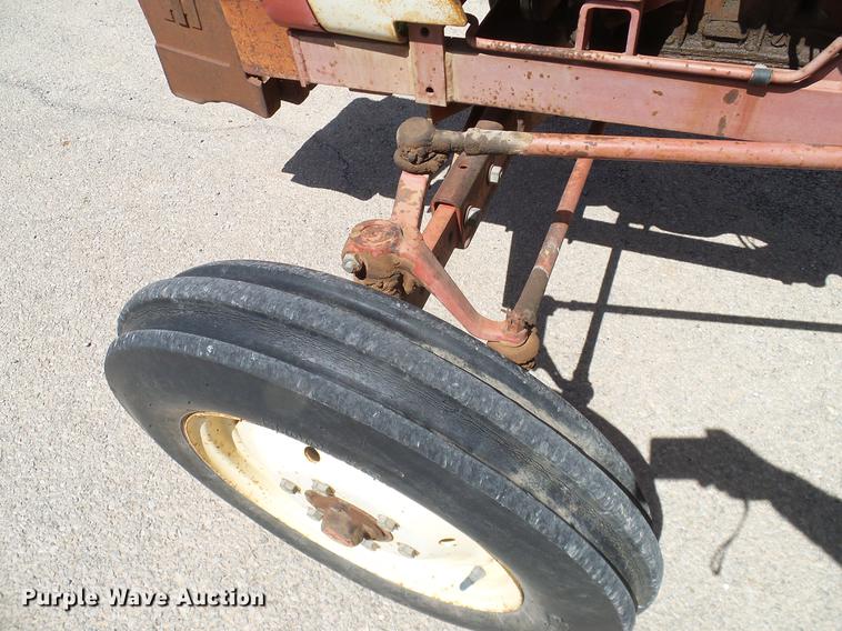 image for item DD1298 1981 International 284 tractor