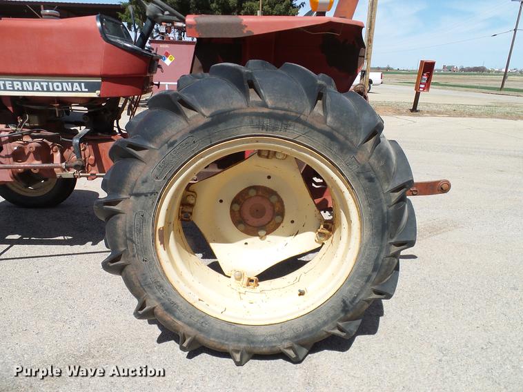 image for item DD1298 1981 International 284 tractor