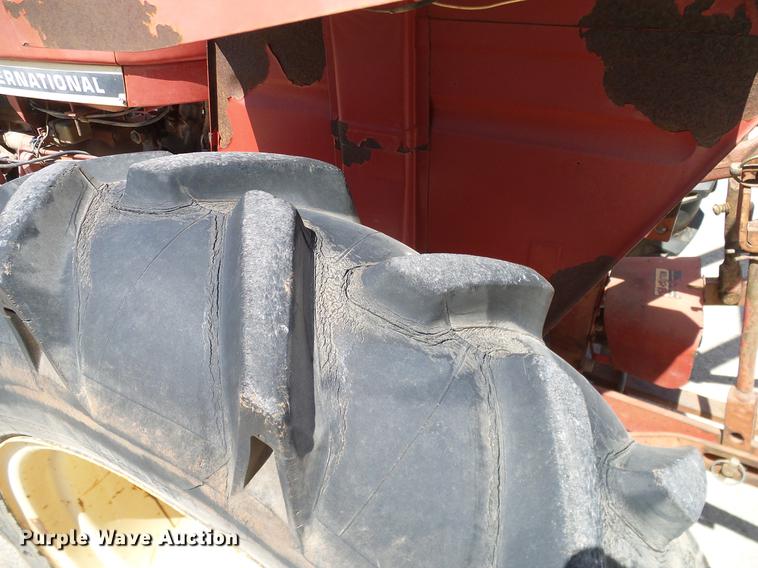 image for item DD1298 1981 International 284 tractor