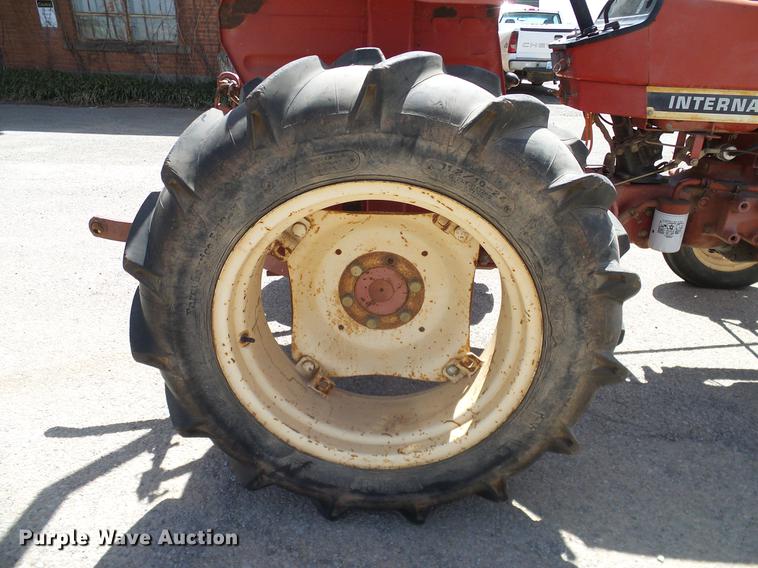 image for item DD1298 1981 International 284 tractor