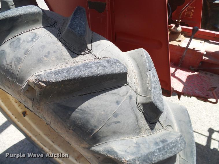 image for item DD1298 1981 International 284 tractor