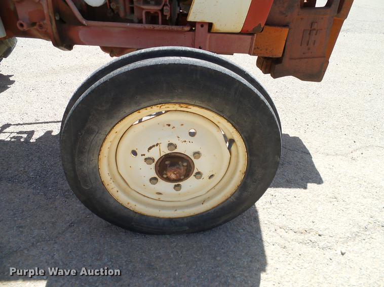 image for item DD1298 1981 International 284 tractor