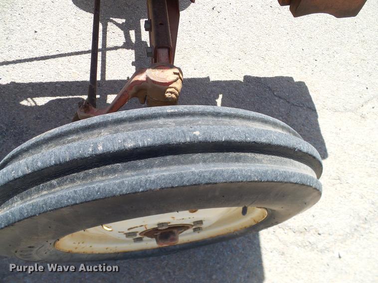 image for item DD1298 1981 International 284 tractor