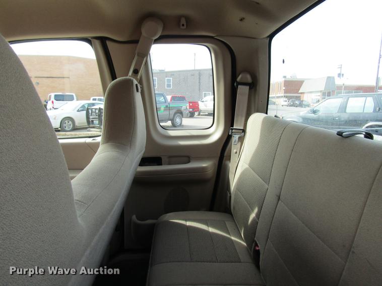 image for item DD7430 2004 Ford F150 XL SuperCab pickup truck