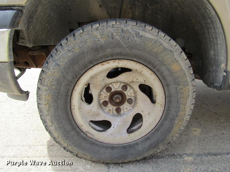 image for item DD7430 2004 Ford F150 XL SuperCab pickup truck