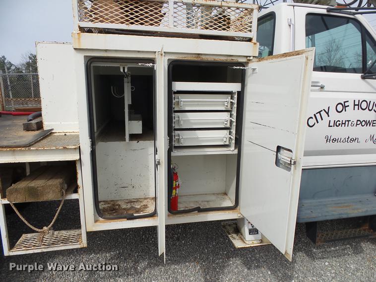 image for item DE3626 1997 Ford F700 digger derrick truck