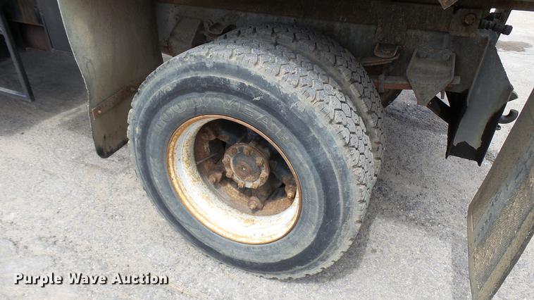 image for item DP9541 1992 Ford F700 dump truck