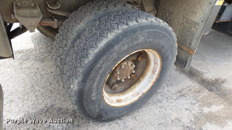 image for item DP9541 1992 Ford F700 dump truck