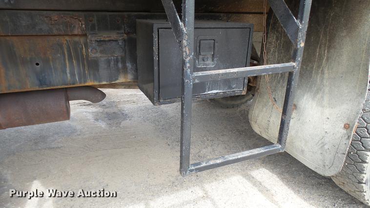 image for item DP9541 1992 Ford F700 dump truck