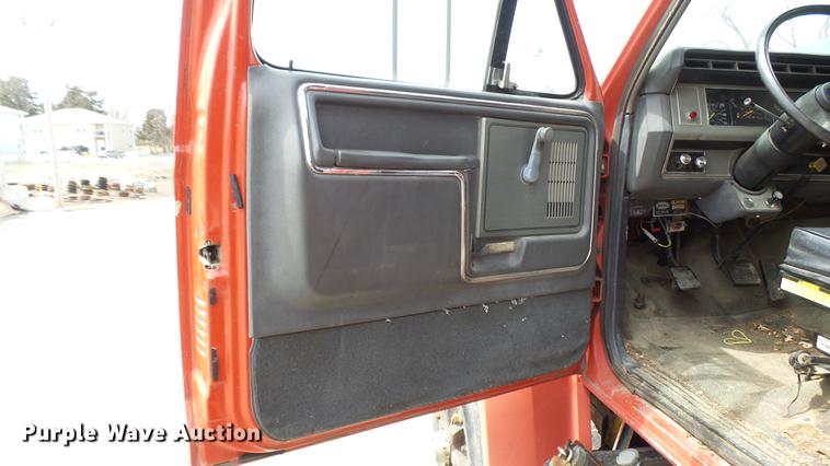 image for item DP9541 1992 Ford F700 dump truck
