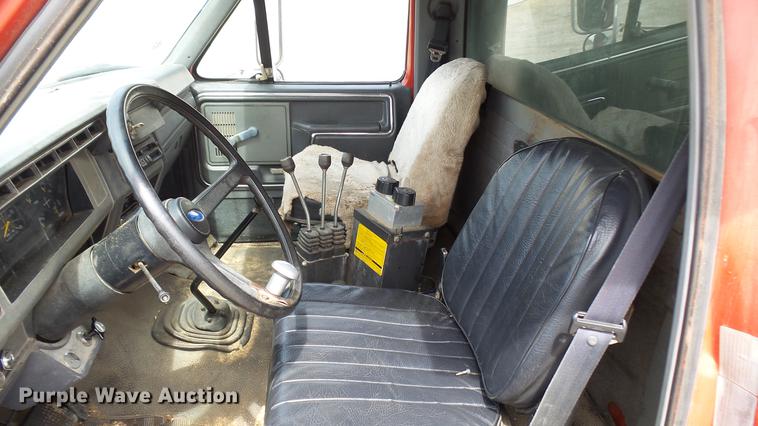 image for item DP9541 1992 Ford F700 dump truck