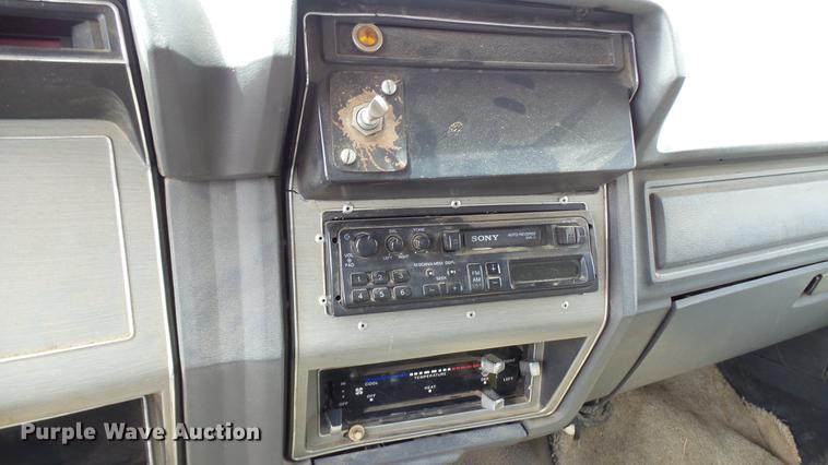 image for item DP9541 1992 Ford F700 dump truck