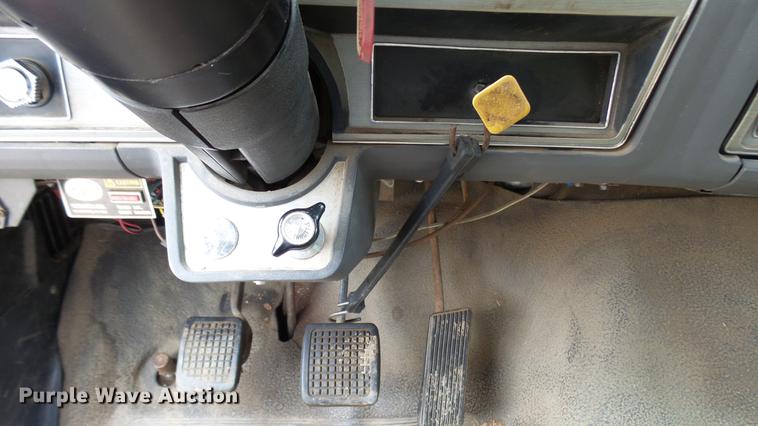 image for item DP9541 1992 Ford F700 dump truck