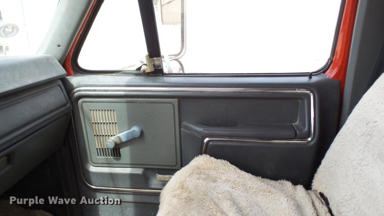 image for item DP9541 1992 Ford F700 dump truck