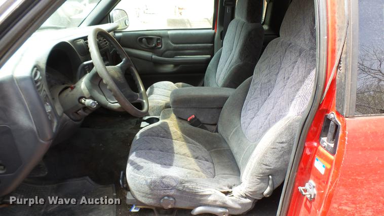 image for item DP9542 1998 GMC Sonoma SLS Ext. Cab pickup truck