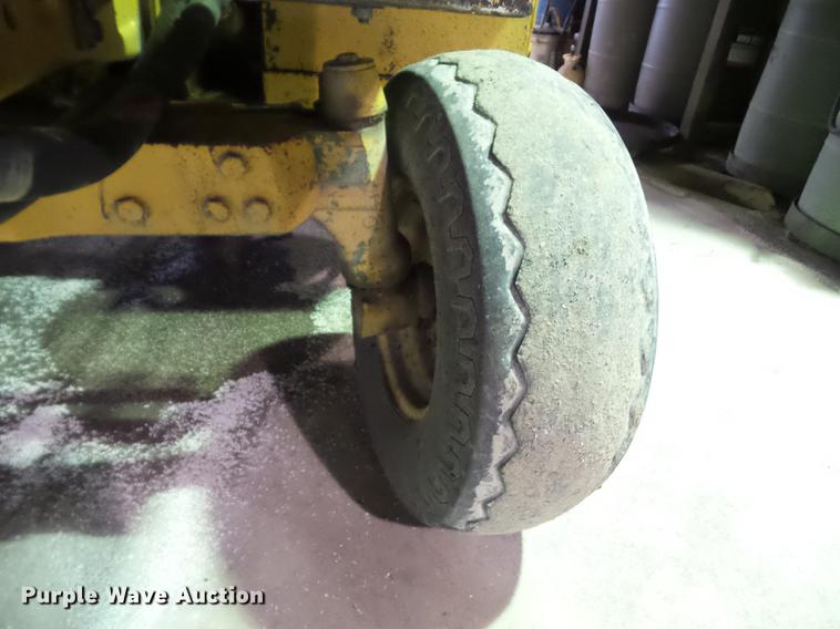 image for item DZ9323 1996 John Deere 6400 tractor