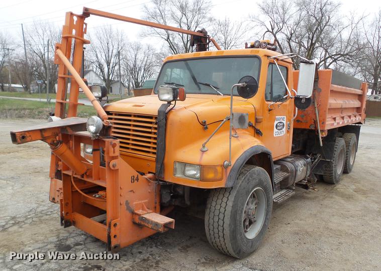 image for item DZ9330 1994 International 4900 dump truck