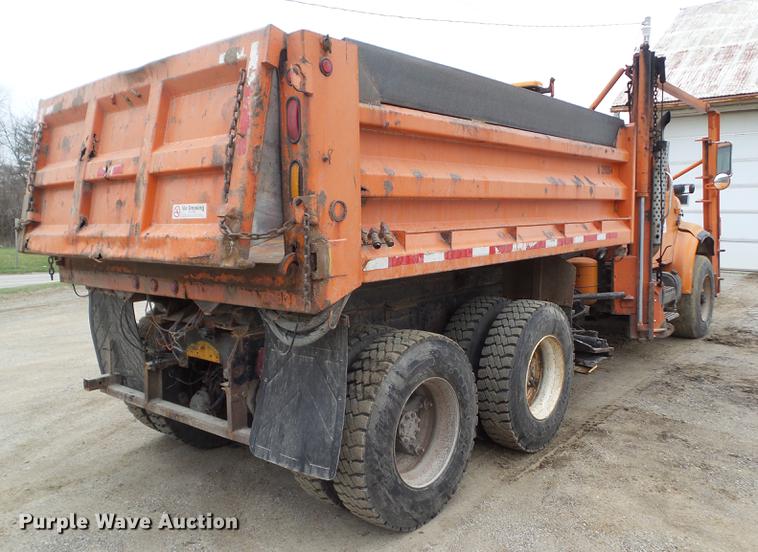 image for item DZ9330 1994 International 4900 dump truck