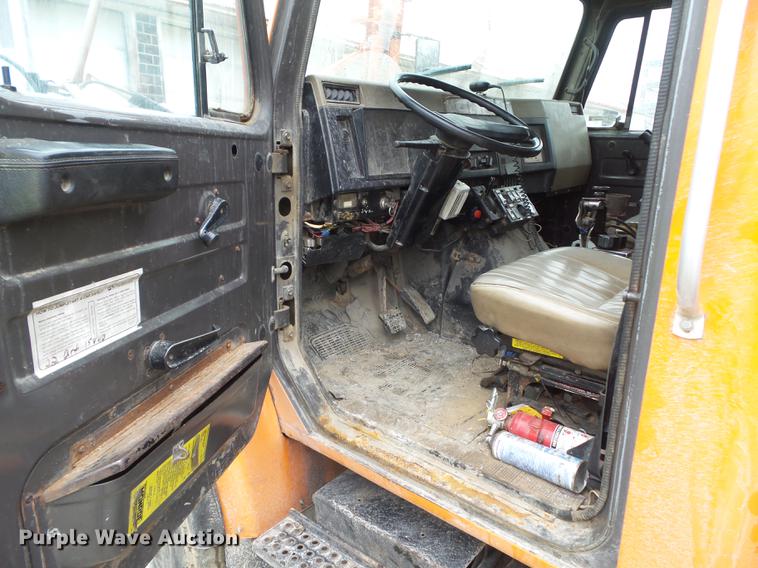 image for item DZ9330 1994 International 4900 dump truck