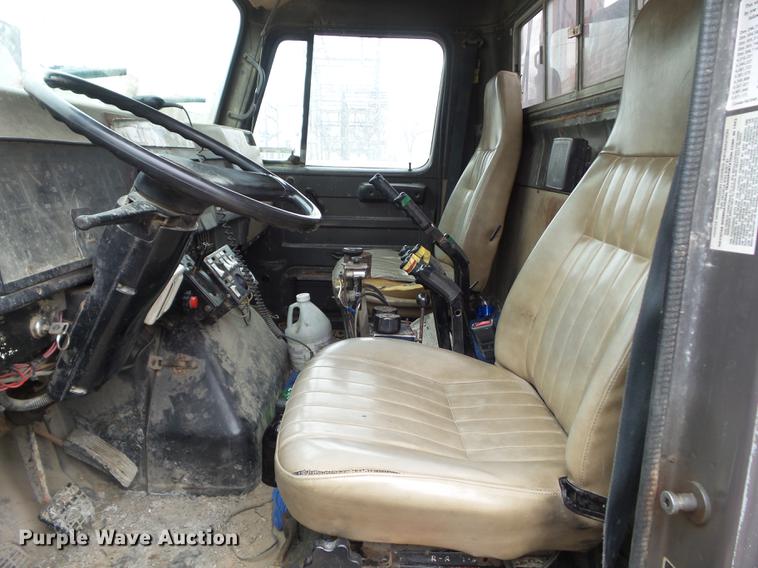 image for item DZ9330 1994 International 4900 dump truck