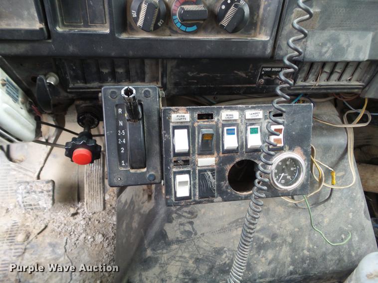 image for item DZ9330 1994 International 4900 dump truck