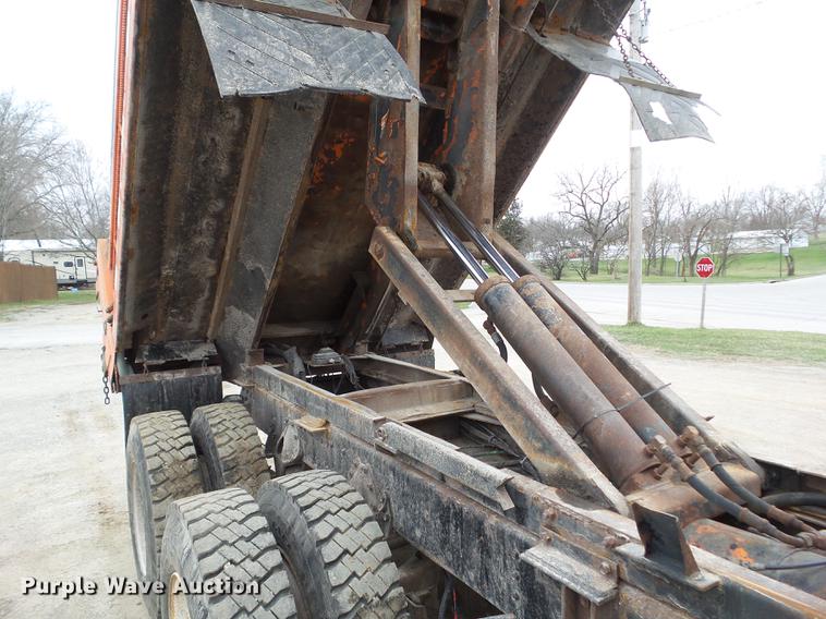 image for item DZ9330 1994 International 4900 dump truck