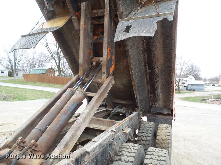 image for item DZ9330 1994 International 4900 dump truck