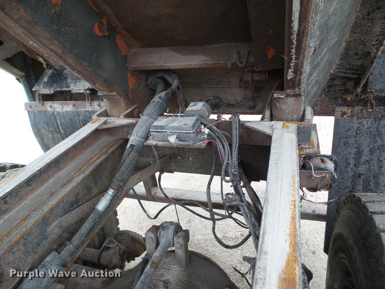 image for item DZ9330 1994 International 4900 dump truck