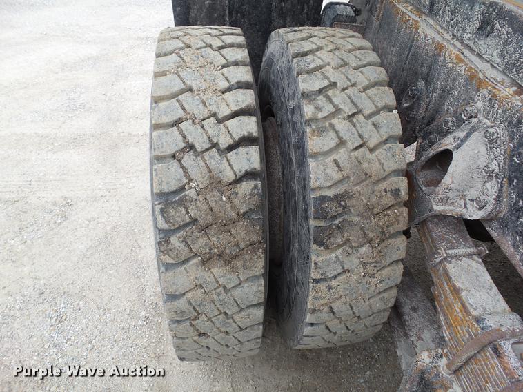 image for item DZ9330 1994 International 4900 dump truck