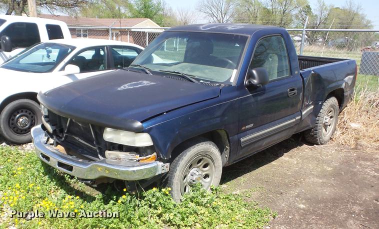 image for item EI9797 2001 Chevrolet Silverado 1500 pickup truck