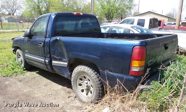 image for item EI9797 2001 Chevrolet Silverado 1500 pickup truck