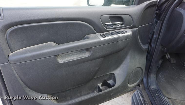 image for item L4803 2011 Chevrolet Suburban 2500 SUV