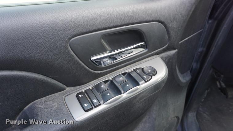 image for item L4803 2011 Chevrolet Suburban 2500 SUV